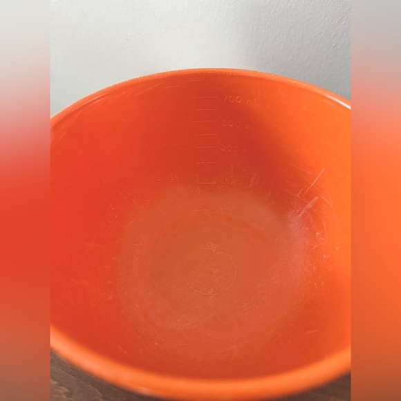 1970s Vintage Orange Rubbermaid 3 Cup Measuring Cup/Batter Bowl Mix N Grip USA - Picture 8 of 9